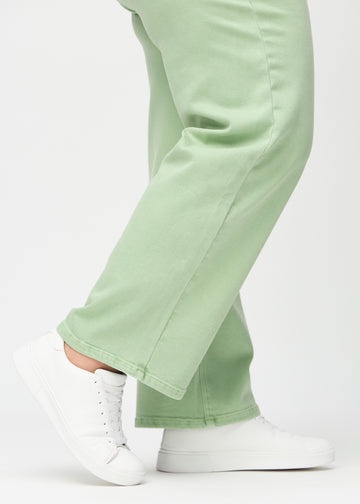 The ankles of a plus-size model, so you can see how loose the jeans fit.
