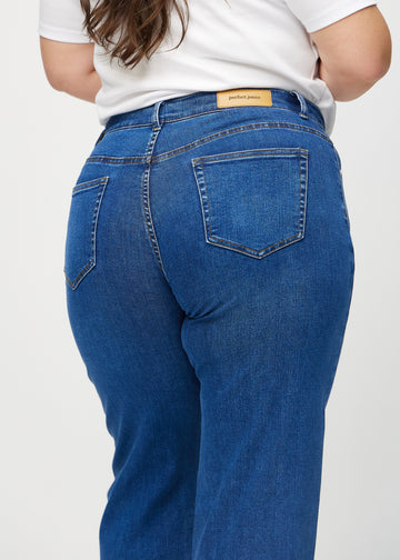 Loose jeans for women in dark blue, color Oceans. Close-up from behind on a plus-size model, showing the fit and details.