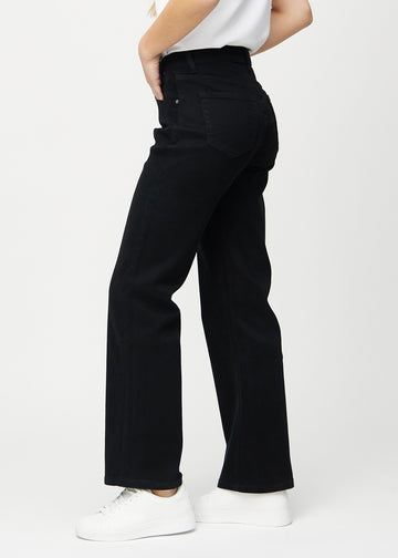 Loose jeans for women in black, color Ravens. Side view on a model, showing the loose fit.