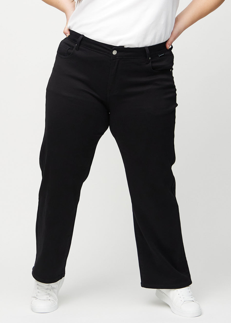 Loose jeans for women in black, color Ravens. Front view on a plus-size model, showing the roomy, wide-leg fit.