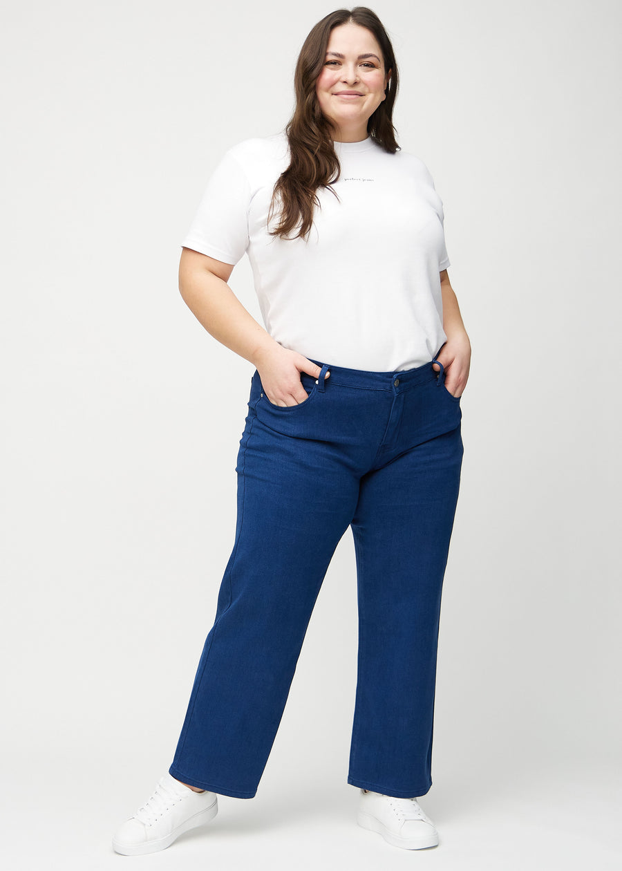 Loose jeans for women in dark blue, color Royals. Full-length view of a plus-size model wearing the loose-fit jeans.