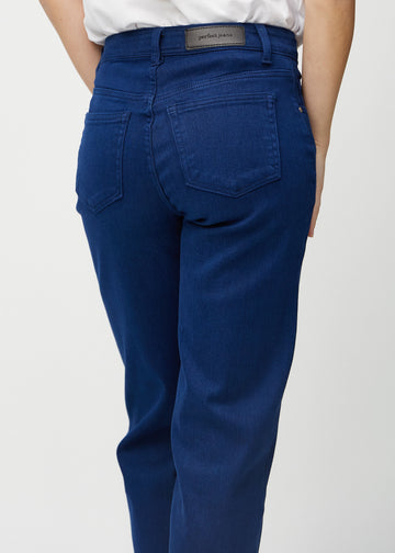 Loose jeans for women in dark blue, color Royals. Close-up from behind on a model, showing the fit and details.