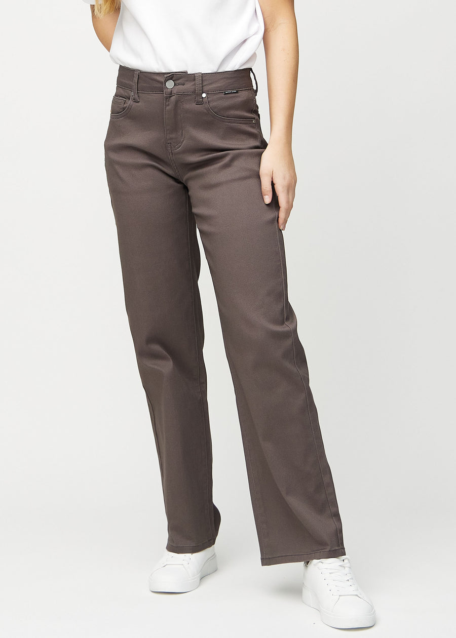 Grey-brown loose jeans, model name Thunders, which have a loose fit with plenty of width in the legs, seen from the front.