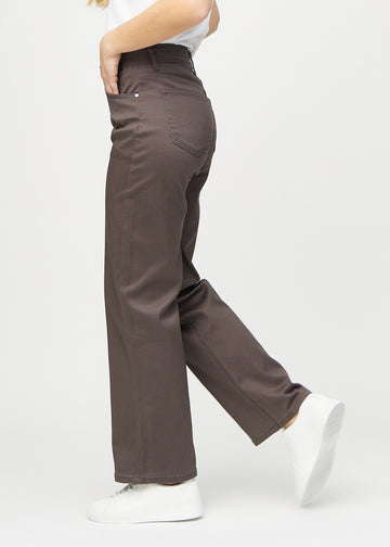 Grey-brown loose jeans seen from the side on a model.