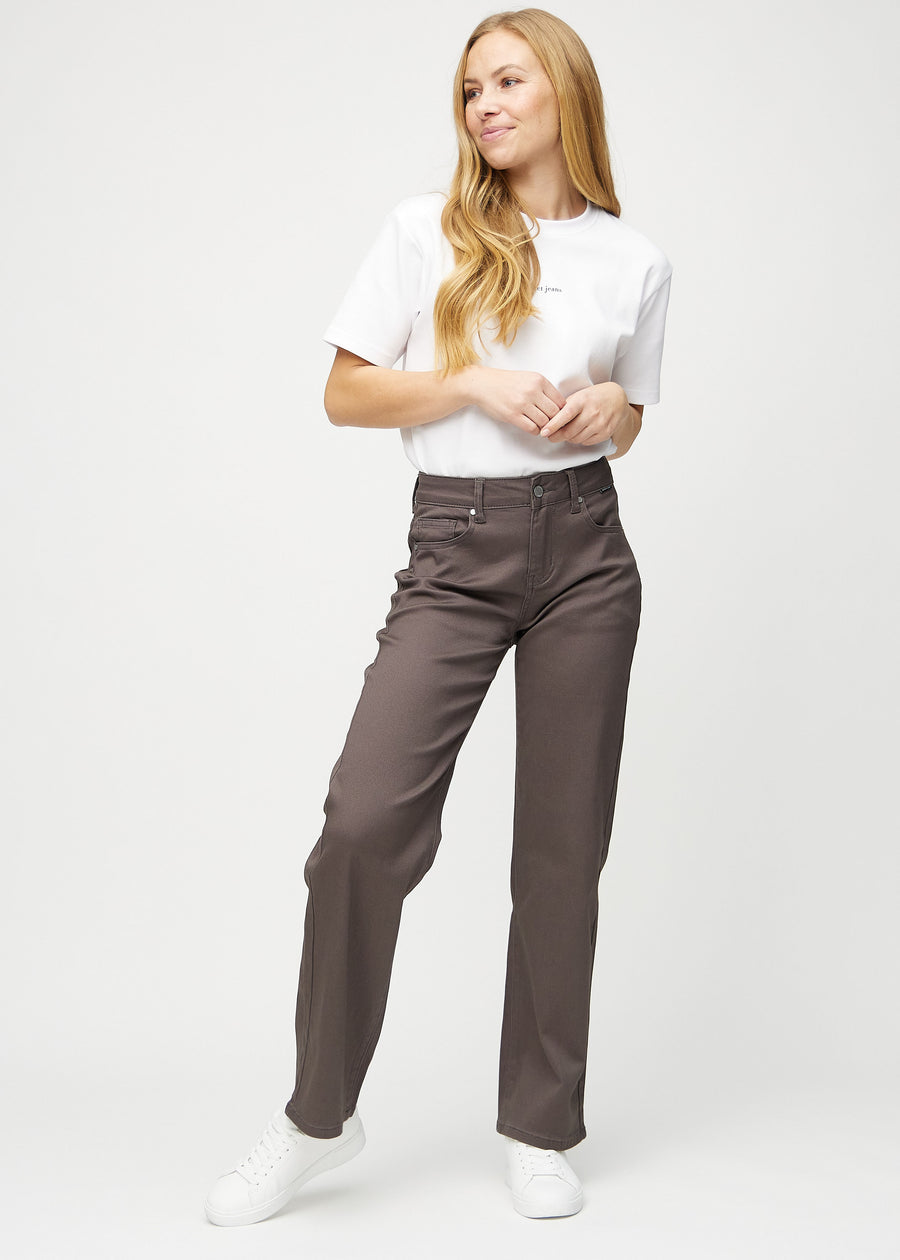 Full image of a model in grey-brown loose jeans.