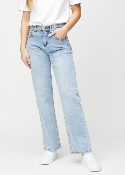 Light denim loose jeans, model name Waves, which is loose-fitting with plenty of width in the legs, seen from the front.