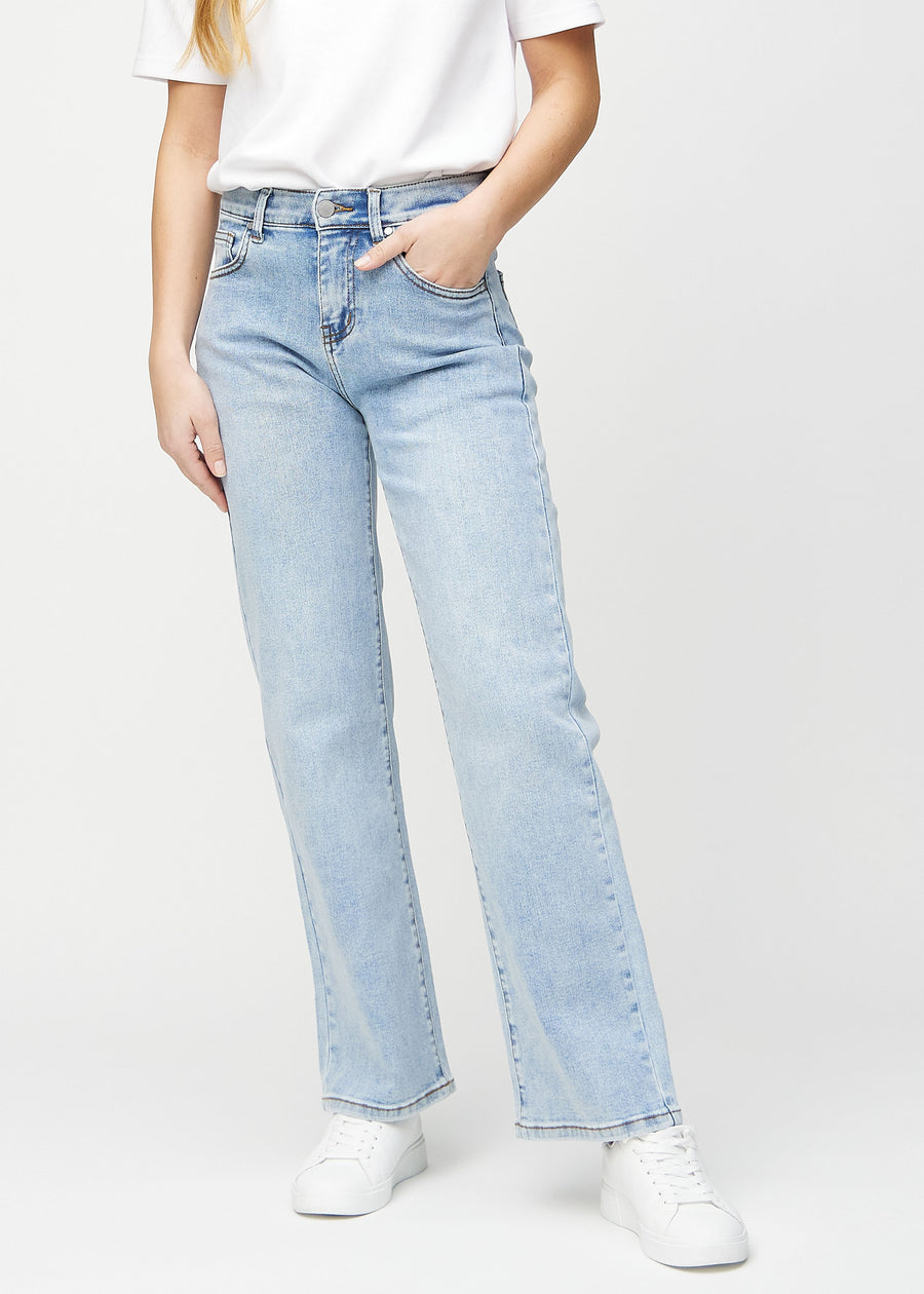 Light denim loose jeans, model name Waves, which is loose-fitting with plenty of width in the legs, seen from the front.
