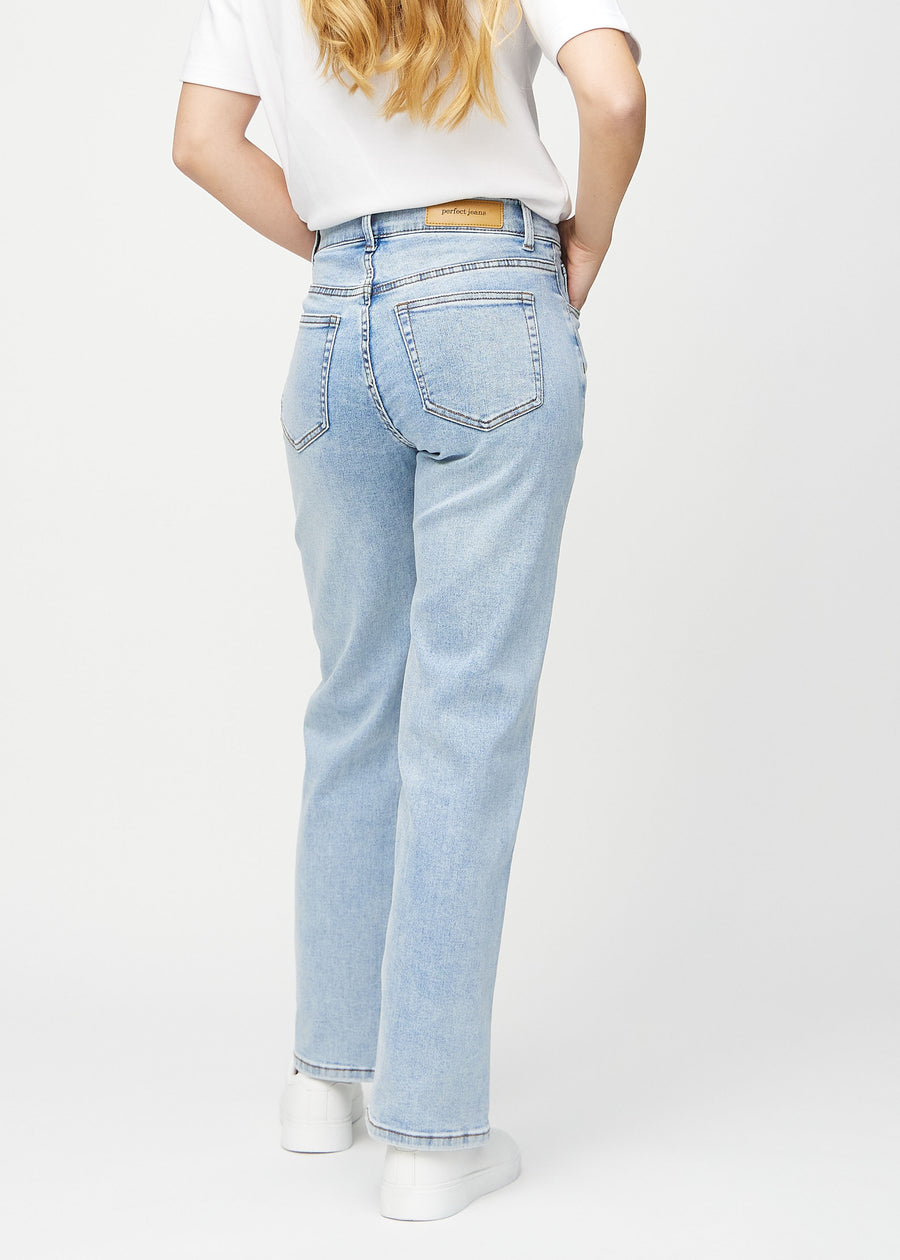Light denim loose jeans seen from the back, so the entire product can be seen.