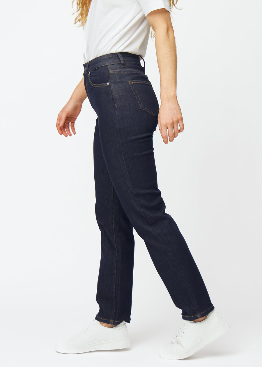 Deep dark blue denim jeans for women in the color Midnights with a regular fit, seen from the side on a model.