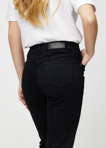 Regular jeans for women in black, color Ravens. Close-up from behind on a model, showing fit and details.