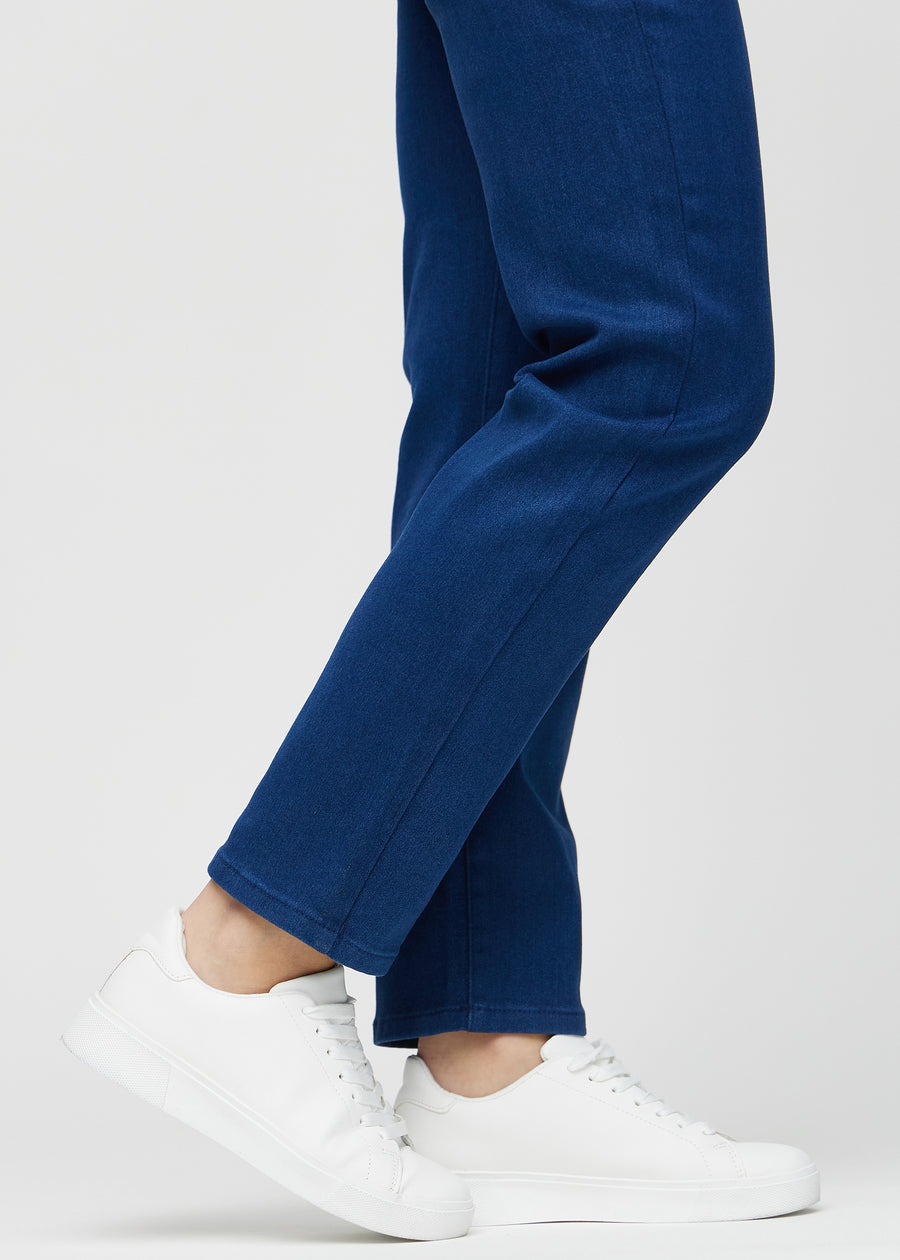 Regular jeans for women in dark blue, color Royals. Close-up at the ankles on a model, showing the straight leg openings.