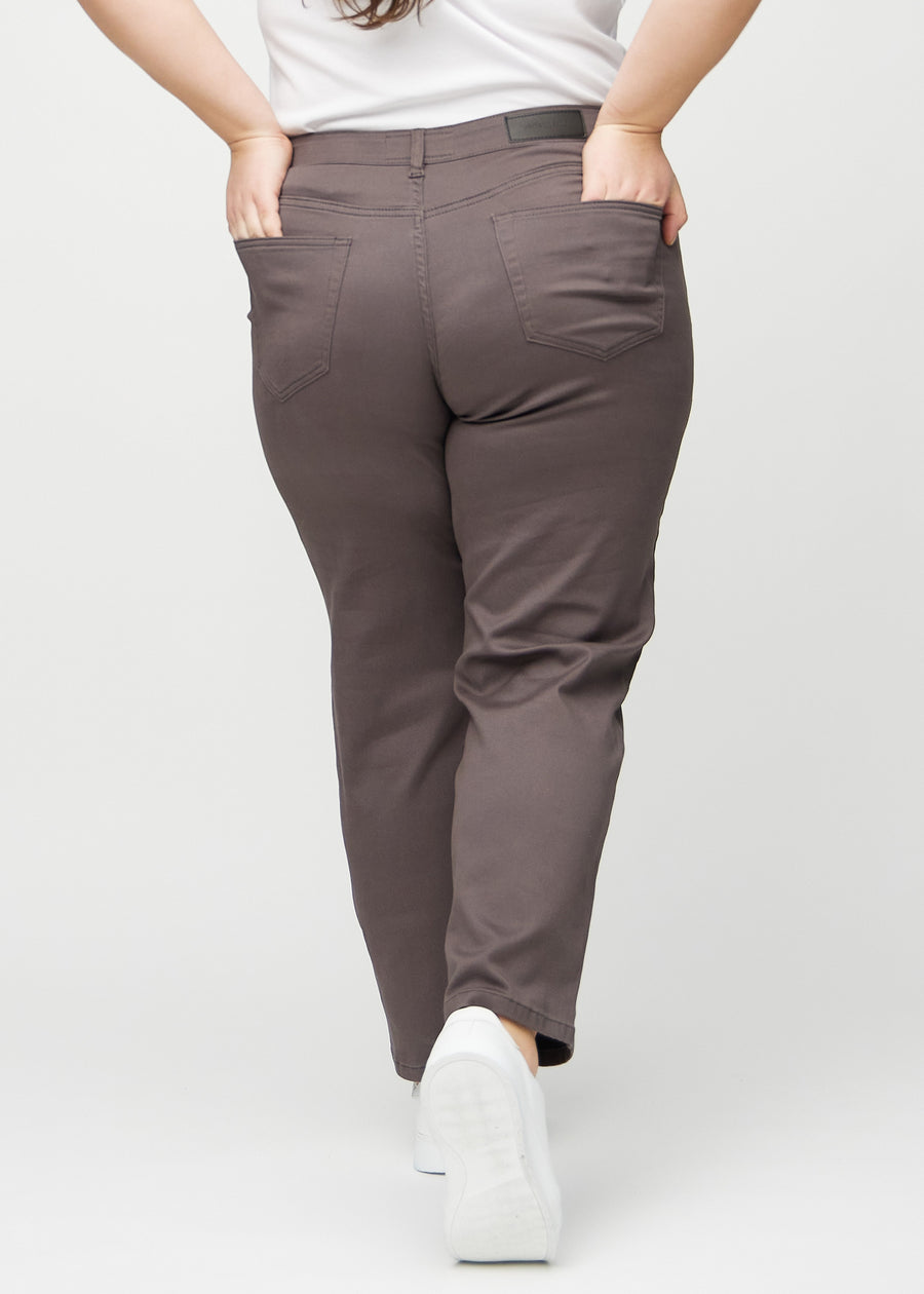 Regular jeans for women in grey-brown, color Thunders. Back view on a plus-size model, showing the full fit.
