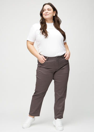 Regular jeans for women in grey-brown, color Thunders. Full-length view of a plus-size model wearing the jeans.