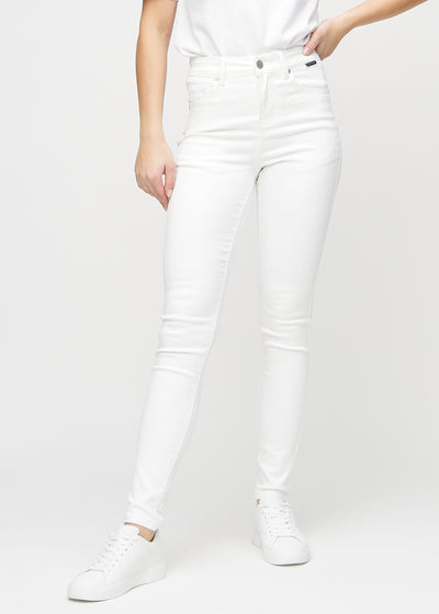 Skinny jeans for women in white, color Marguerites. Front view on a model, showing the close fit through the legs.