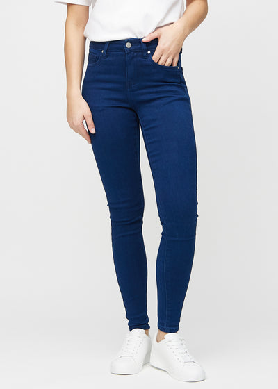 Dark blue skinny jeans, model name Royals, which fits closely to the leg, viewed from the front.