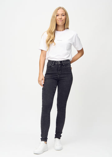 Skinny jeans for women in dark grey, color Shadows. Full-length view of a model in the jeans.