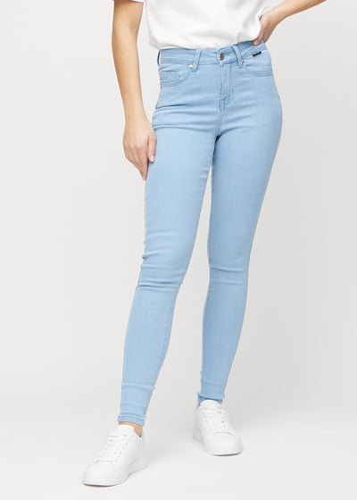 Skinny jeans for women in light blue, color Skies. Front view on a model, showing the close fit through the legs.