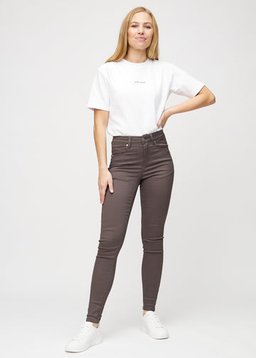 Full image of model in grey-brown skinny jeans.