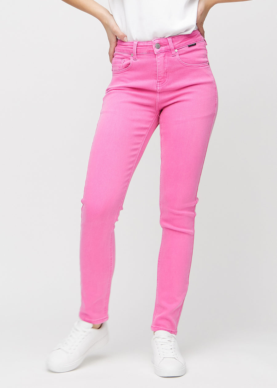 Slim jeans for women in light pink, color Flamingos. Front view on a model, showing a close fit through the leg with a little more room at the ankle.