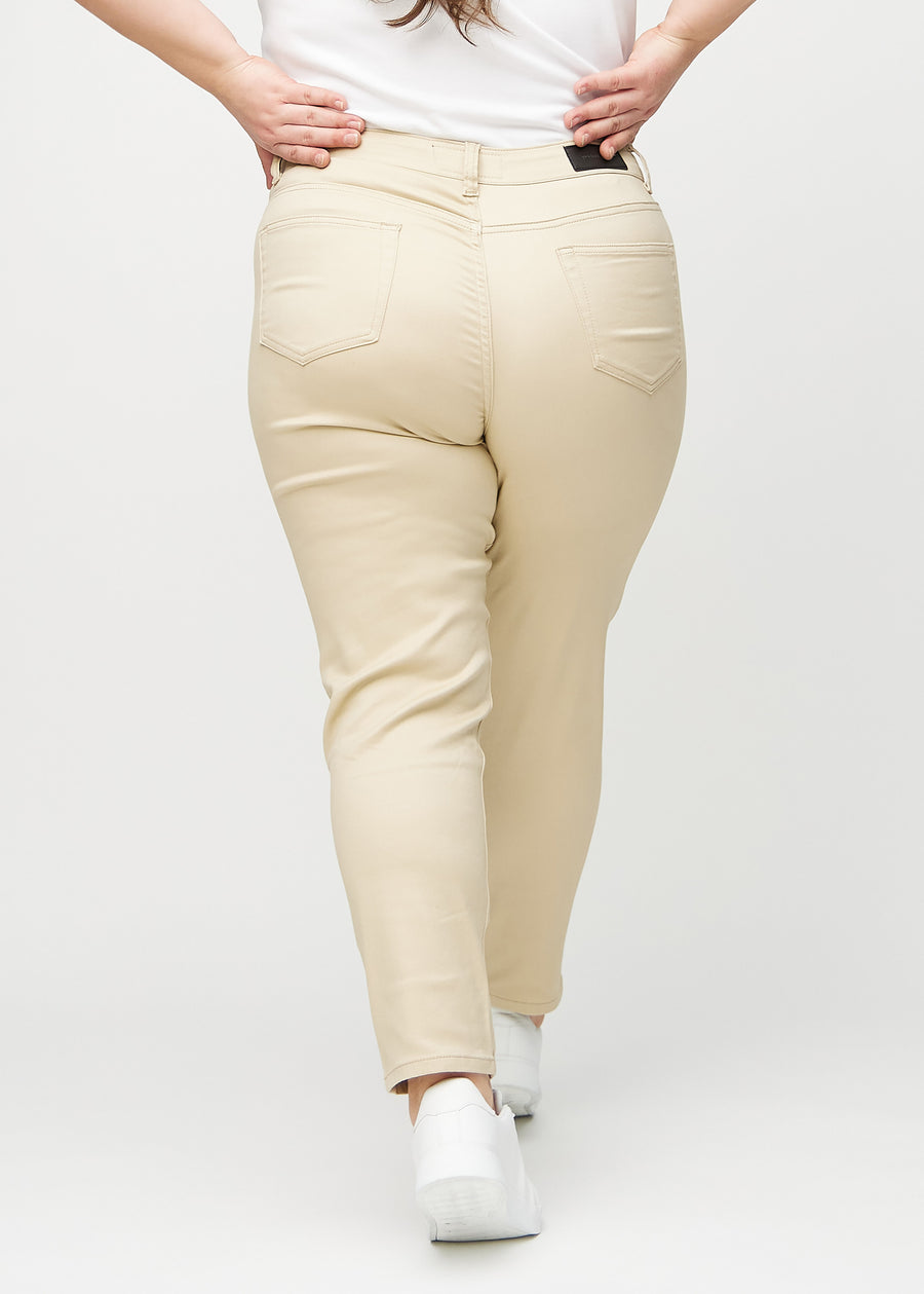 Slim jeans for women in beige, color Gazelles. Back view on a plus-size model, showing the overall fit.