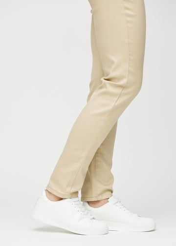 Slim jeans for women in beige, color Gazelles. Close-up at the ankles on a model, showing the fit at the leg openings.