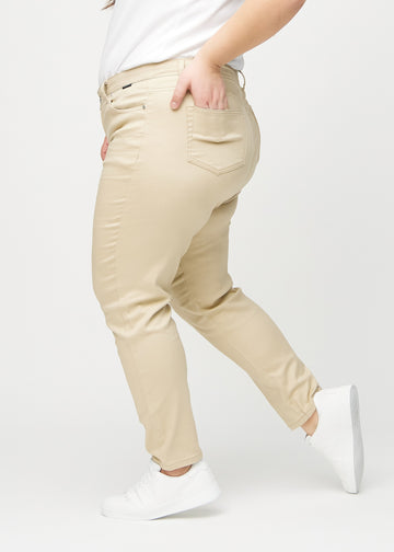 Beige slim jeans set fra siden på en plus-size model.