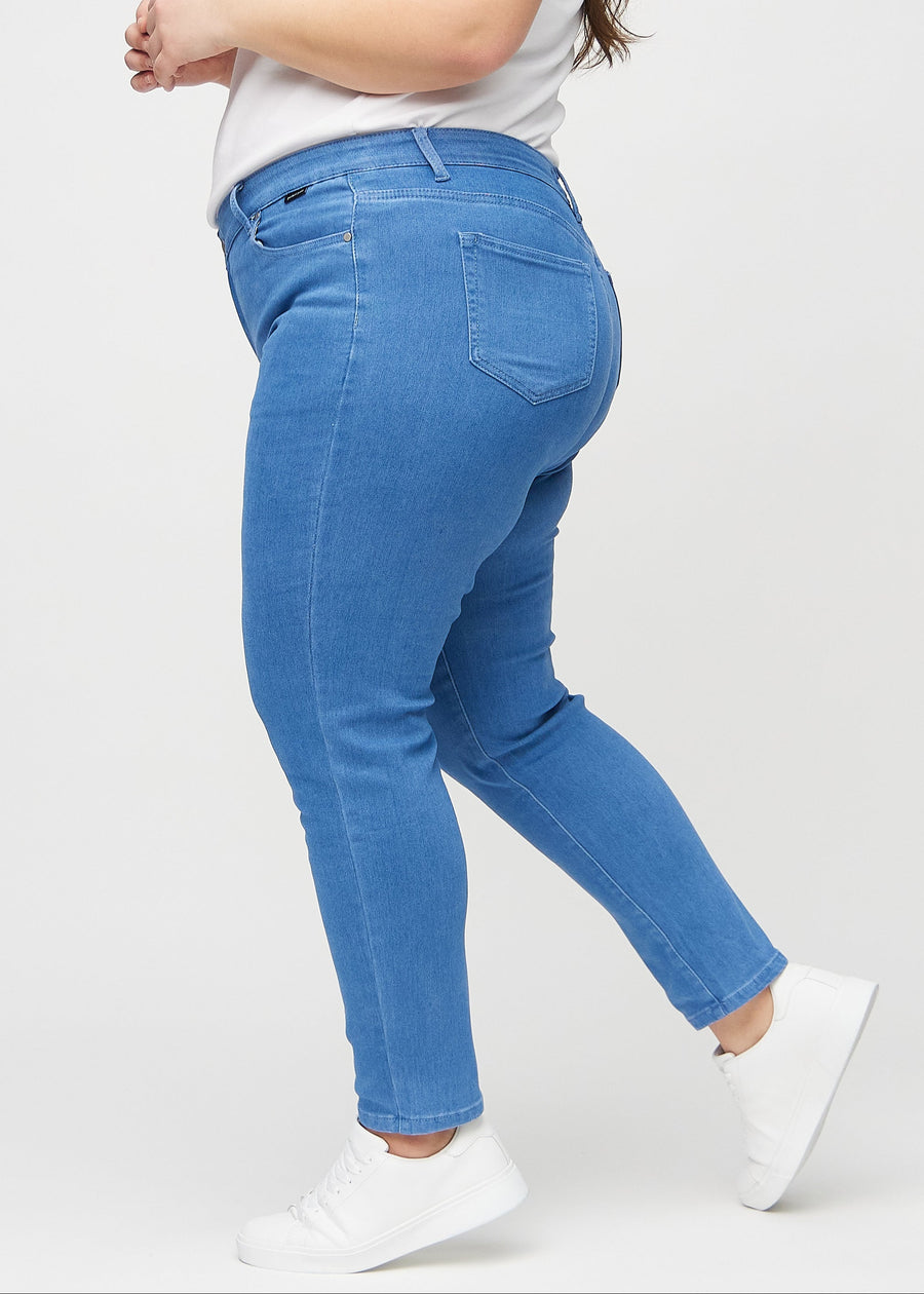 Slim jeans for women in blue, color Geraniums. Side view on a plus-size model.