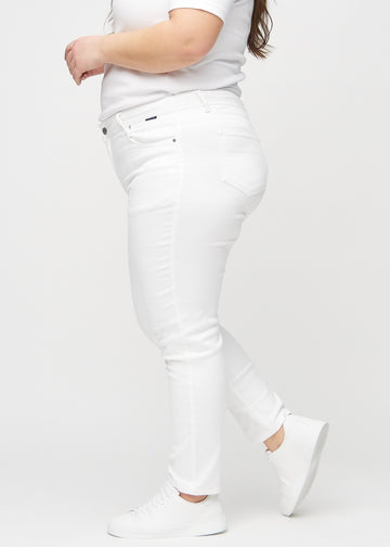 Slim jeans for women in white, color Marguerites. Side view on a plus-size model.