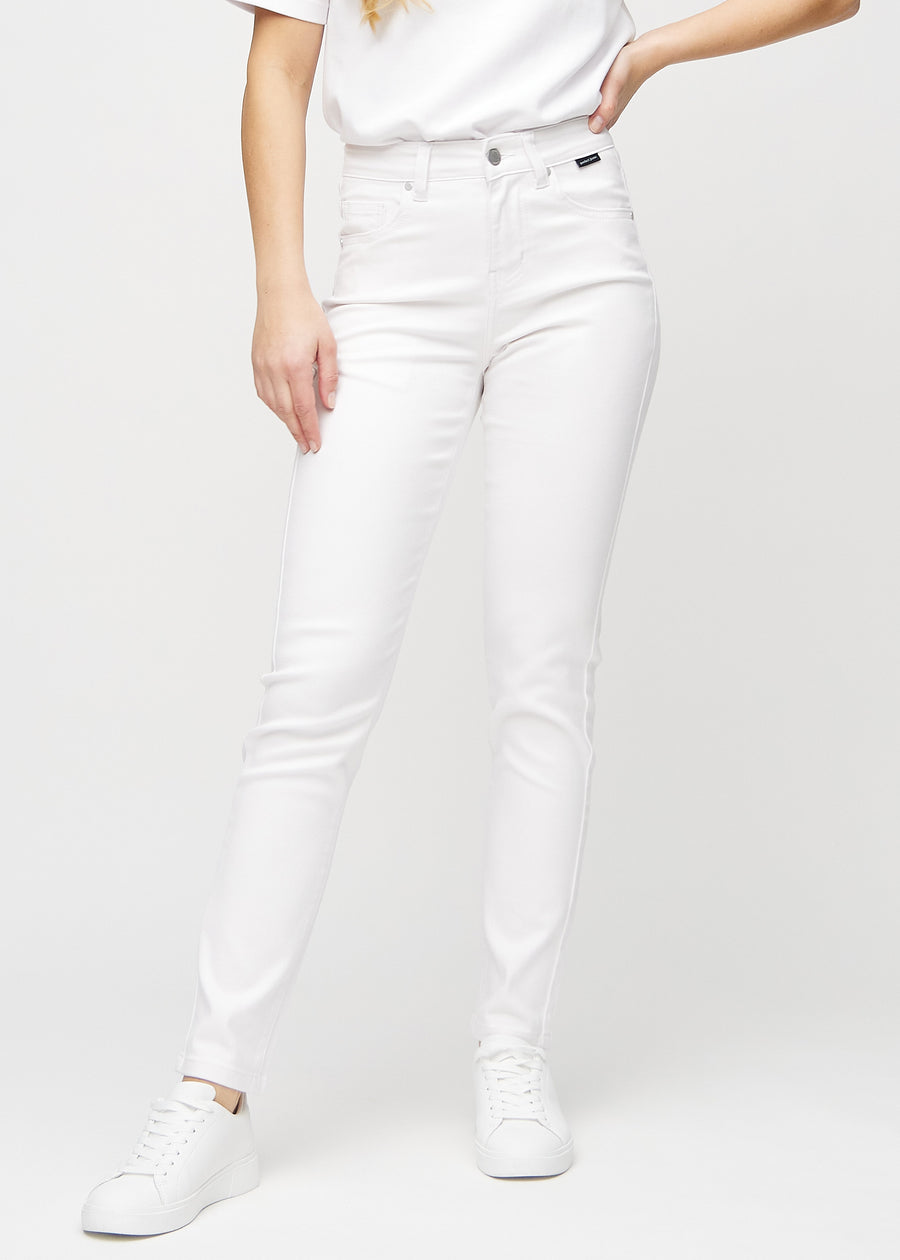Slim jeans for women in white, color Marguerites. Front view on a model, showing a close fit through the leg with a little more room at the ankle.