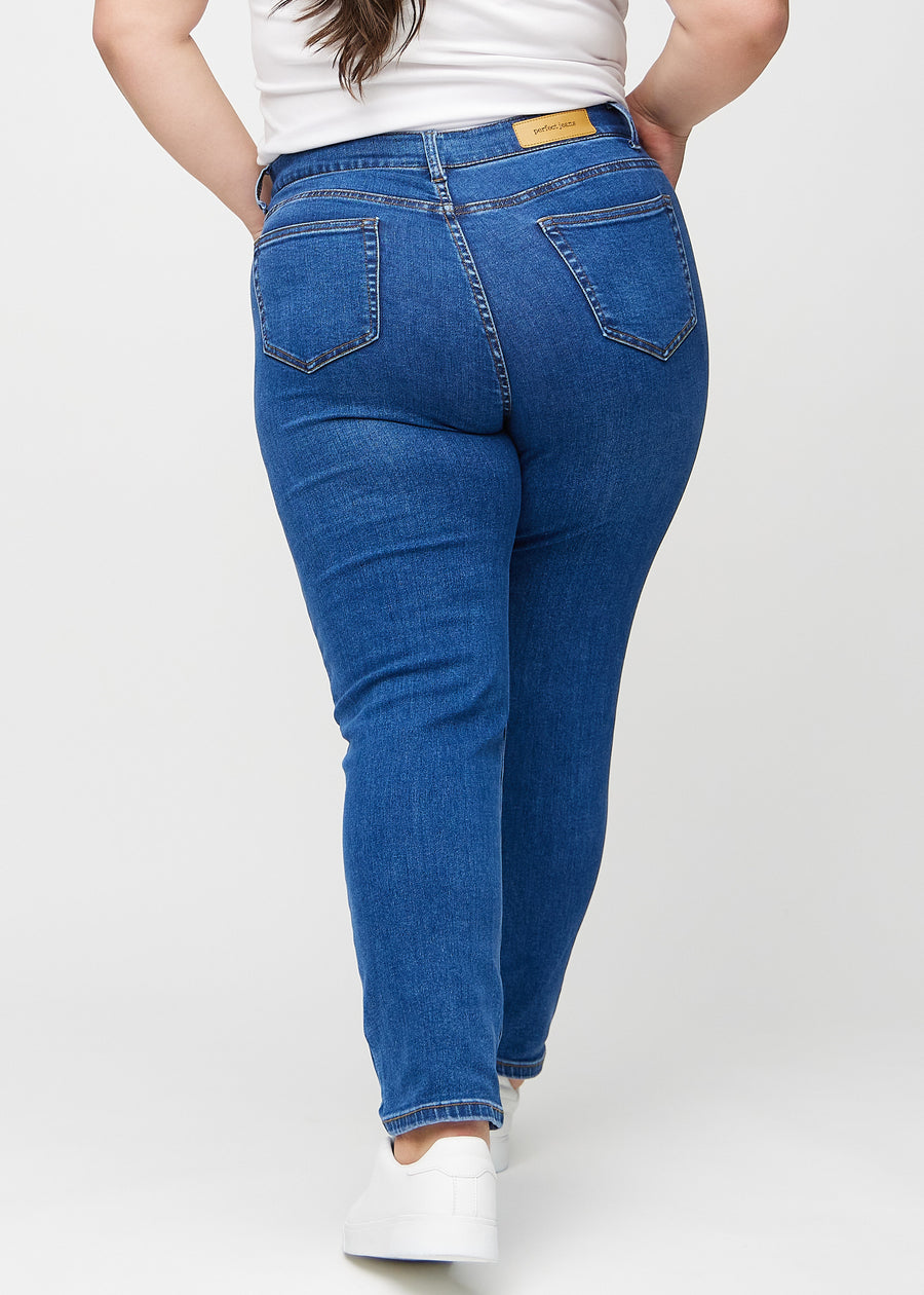 Slim jeans for women in dark blue, color Oceans. Back view on a plus-size model, showing the overall fit.