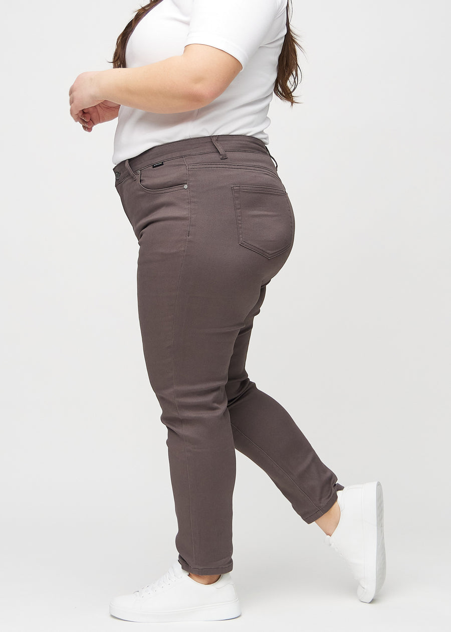 Slim jeans for women in grey-brown, color Thunders. Side view on a plus-size model.