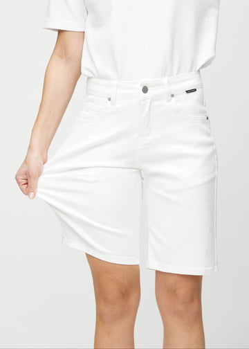 The model stretches the shorts at the thigh to show the stretch.
