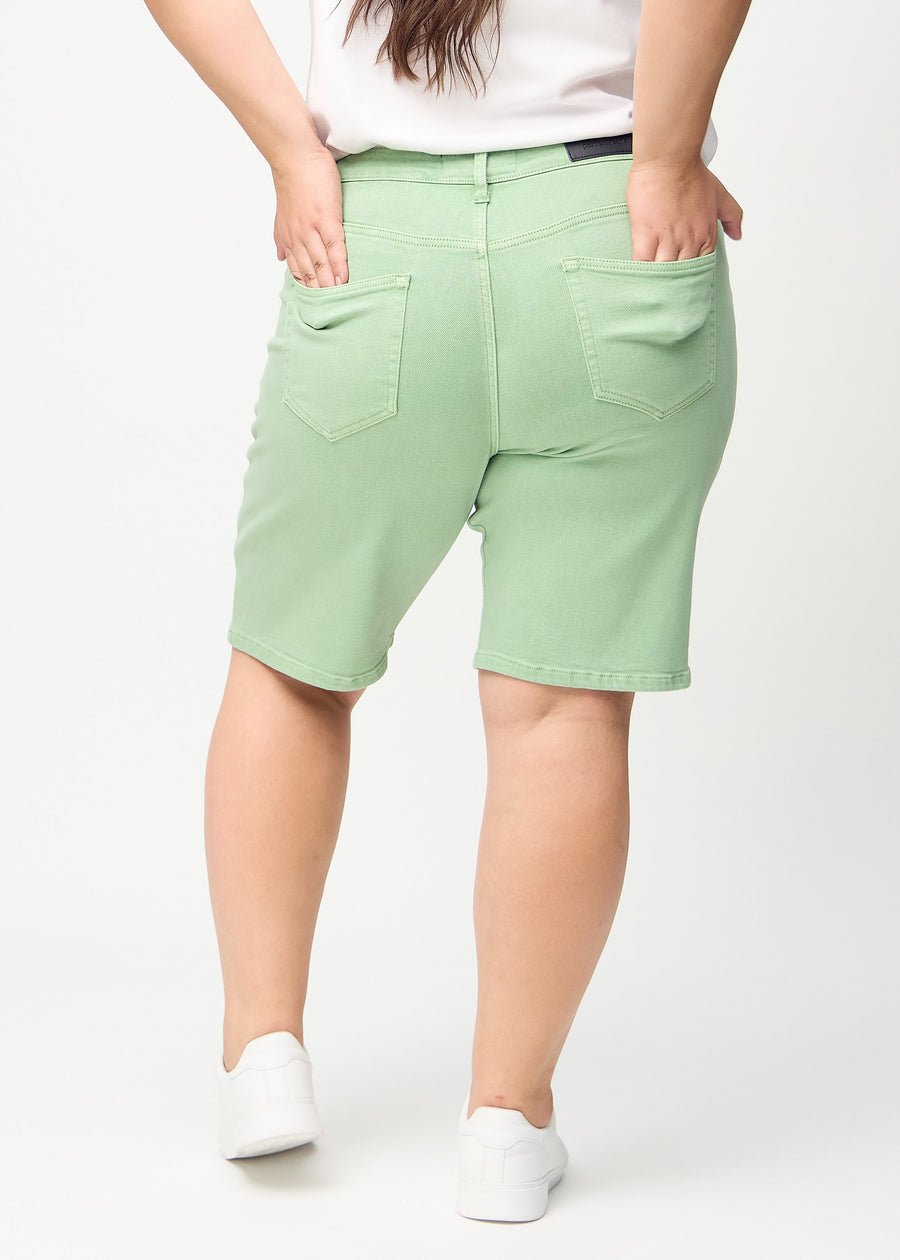 Light green regular middle shorts seen from the back on a plus-size model, so the entire product can be seen.