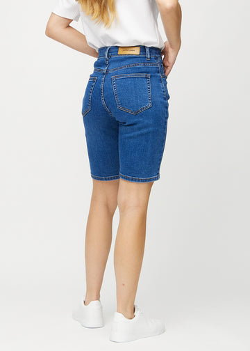Dark denim regular middle shorts seen from the side on a model.