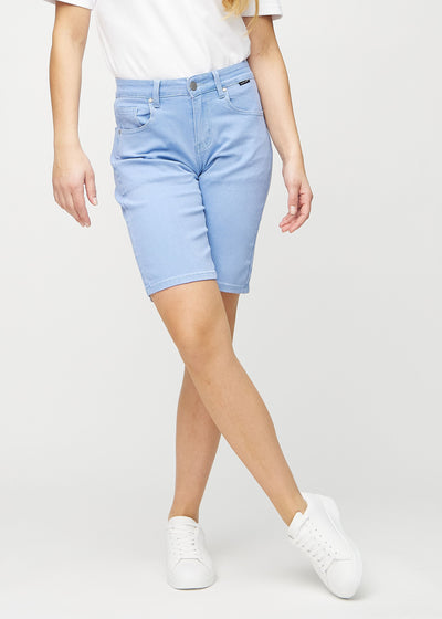 Light blue regular middle shorts, model name Skies, which fall straight down the leg and end just above the knee, seen from the front.