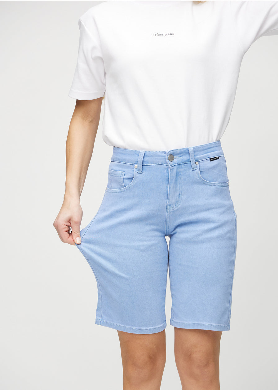 The model stretches the shorts at the thigh to show the stretch.