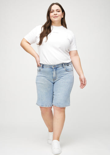Full image of a plus-size model in light denim regular middle shorts.