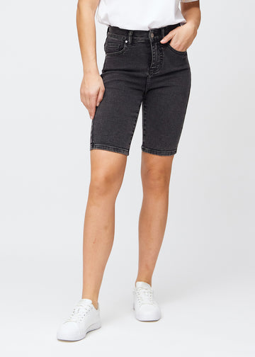 Dark grey denim skinny middle shorts, model name Shadows, which fit closely around the thigh and end just above the knee, seen from the front.