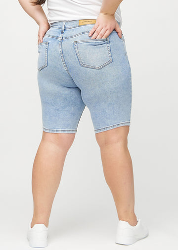 Light denim skinny middle shorts seen from the back on a plus-size model, so the entire product can be seen.