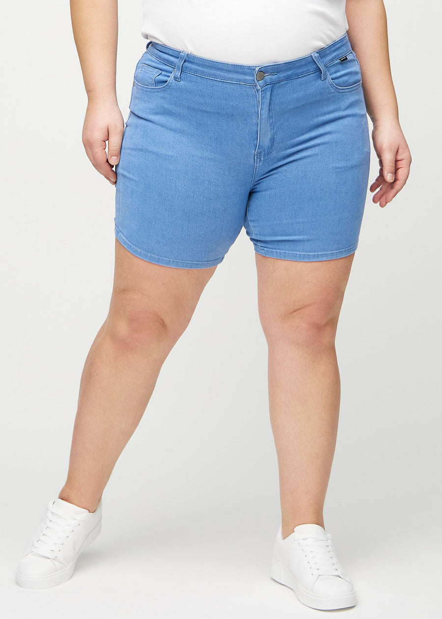 Blue skinny short shorts, style name Geraniums, with a tight fit and ending mid-thigh on a plus-size model, seen from the front.