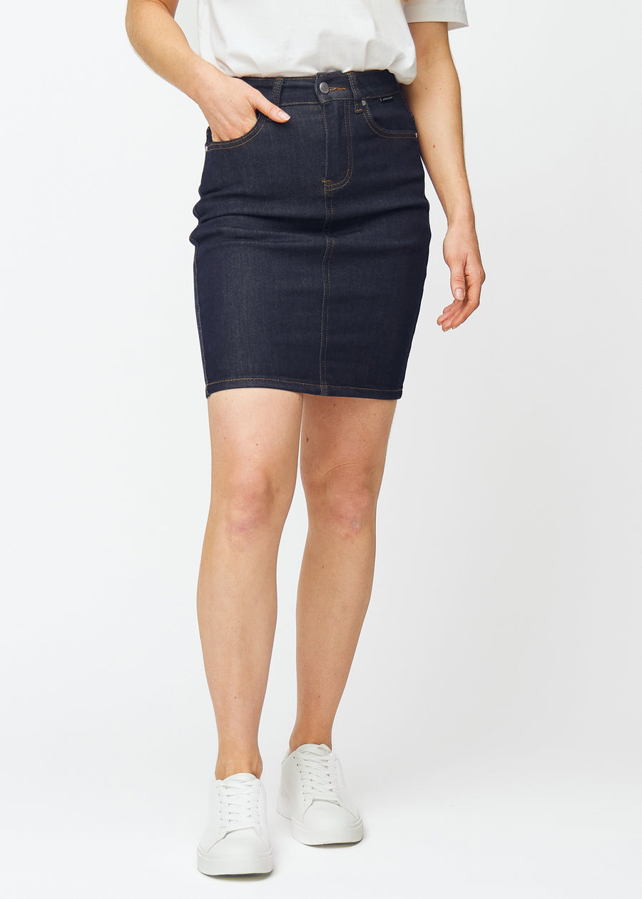 Deep dark blue denim skirt for women in the colour Midnights with a close-fitting fit and length just above the knee, seen from the front.