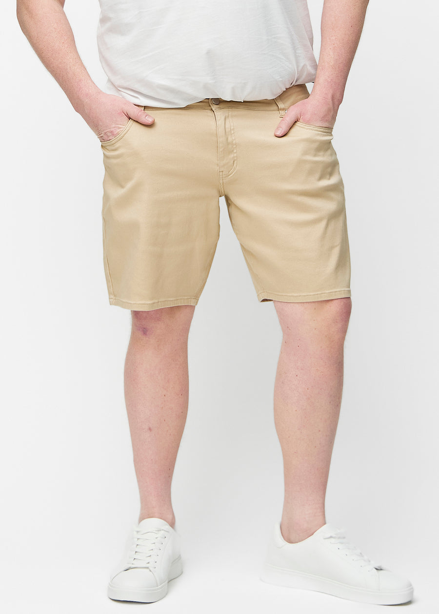 Beige shorts for men in the colour Gazelles with a regular fit seen from the front on a plus-size model.