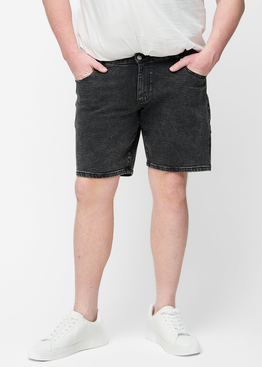 Dark grey denim shorts for men in the colour Shadows with a regular fit seen from the front on a plus-size model.