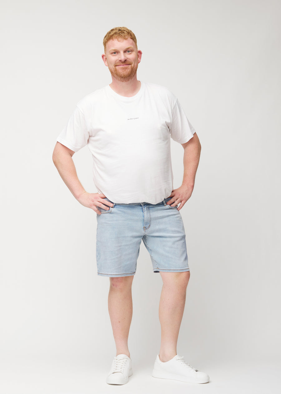 Full image of a plus-size model in light blue denim shorts for men in the colour Waves with a regular fit.