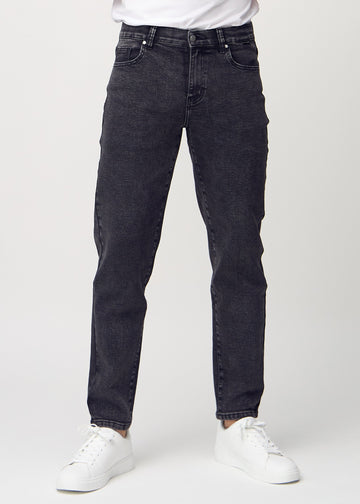 Mørkegrå denim regular jeans, modelnavn Shadows, som går lige ned langs benet, set forfra.
