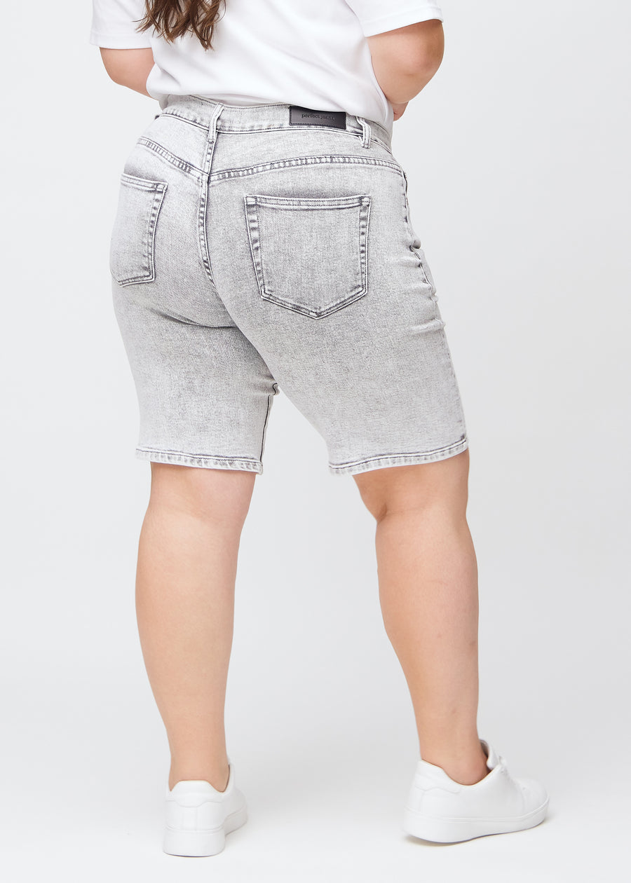 Lysegrå denim regular middle shorts set bagfra på en plus-size model, så man kan se hele produktet.