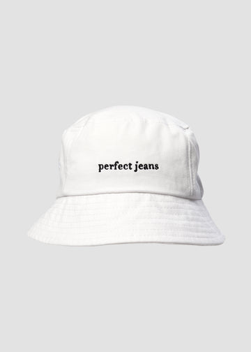 Hvid bøllehat fra Perfect Jeans med sort logo foran.