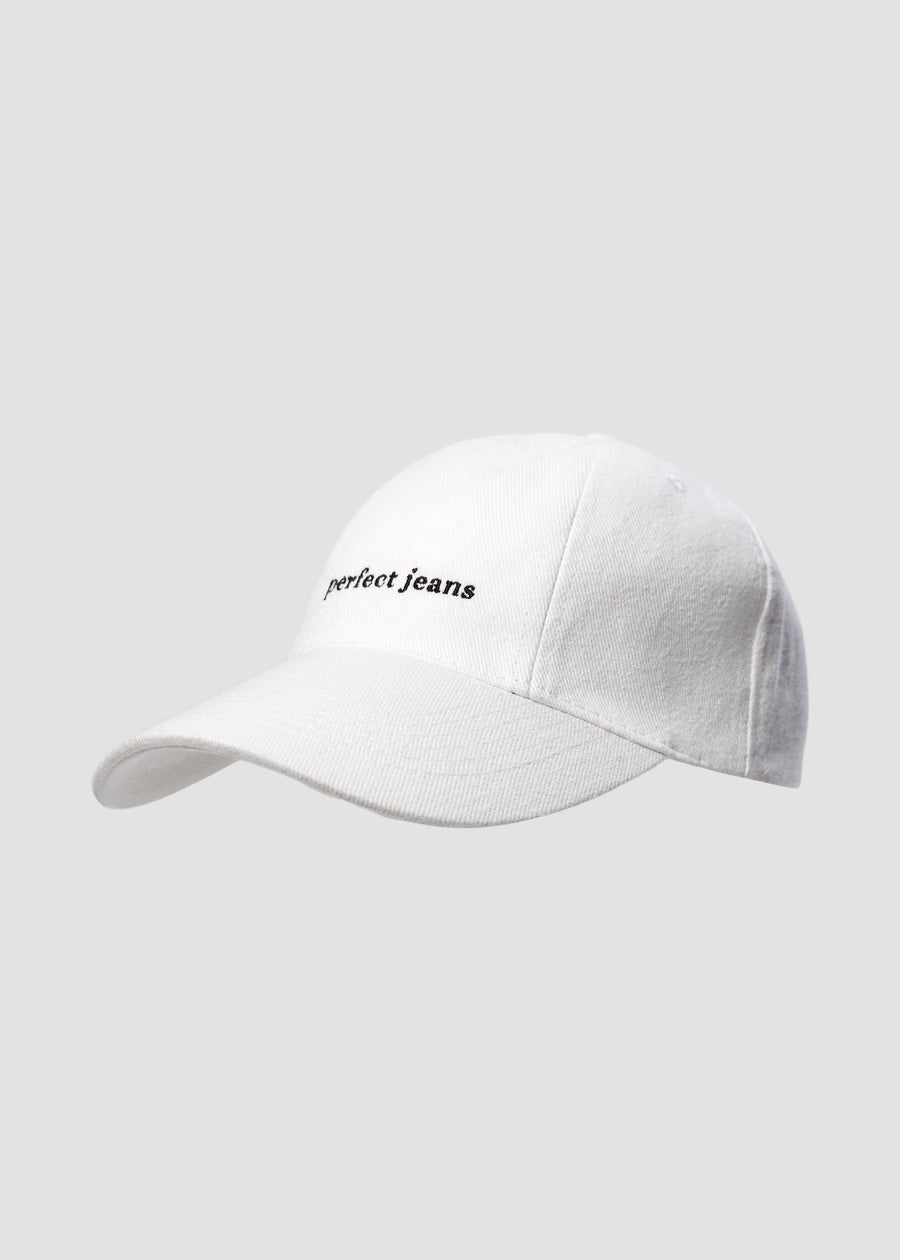 Hvid kasket fra Perfect Jeans, med sort logo, set forfra.
