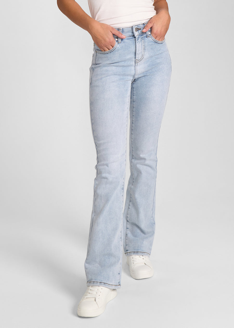 Lyseblå denim bootcut jeans, modelnavn Waves, som sidder tæt om hofter og lår med et let svaj fra knæet og ned, set forfra.