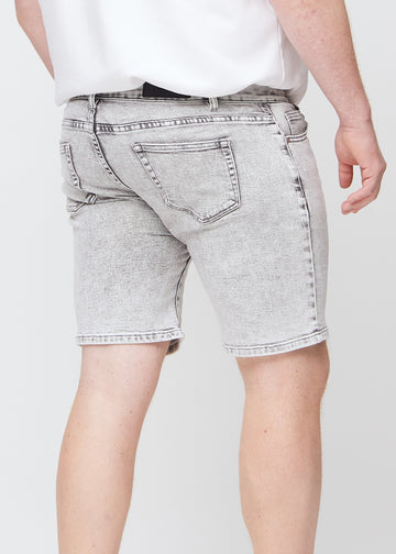 Lysegrå denim regular middle shorts set bagfra tæt på en plus-size model for at vise detaljer.